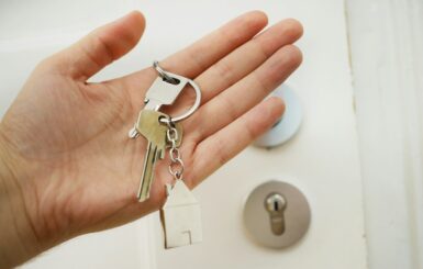 Clefs de maison avec porte-clef dans une main